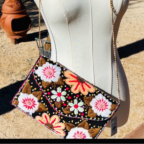 New Francesca’s crossbody floral embroidered bag with chain strap - Picture 2 of 10